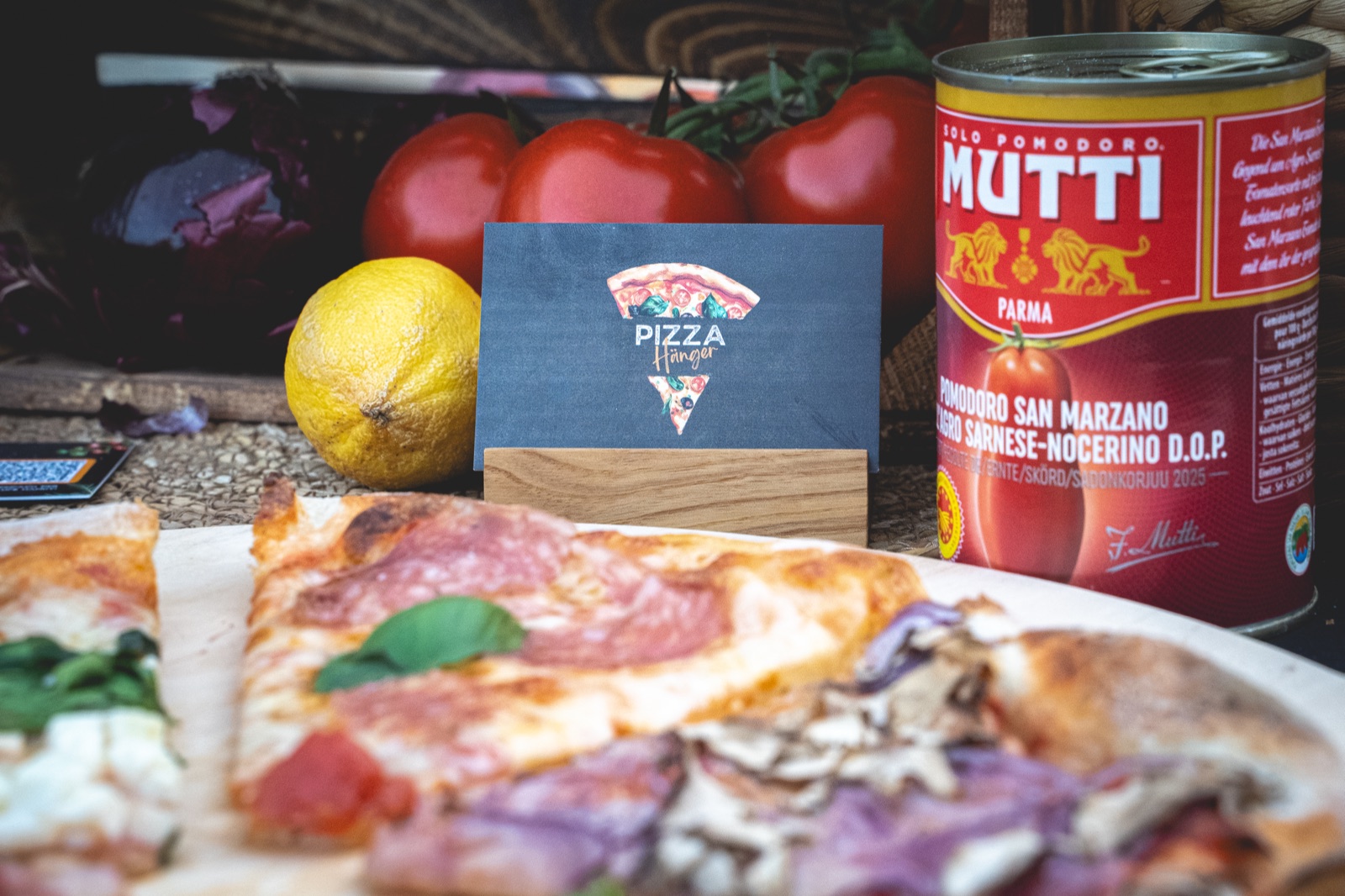 San Marzano Tomaten, frische Zutaten und Pizza-Setup