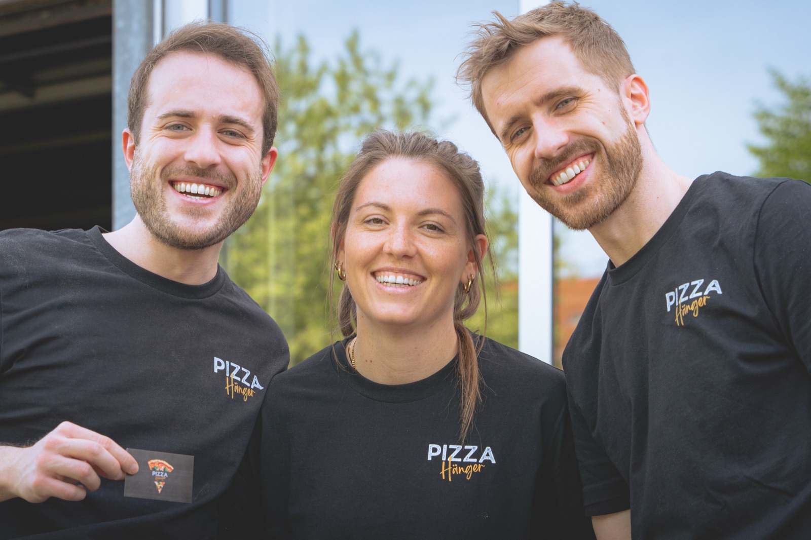 Das Team von PizzaHänger vor dem Pizza-Anhänger